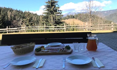 lekker buiten eten bij vakantieboerderij Tourist Farm Kladje