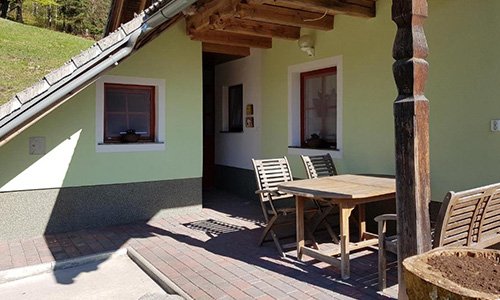 terras bij vakantieboerderij Vaznik Farm House