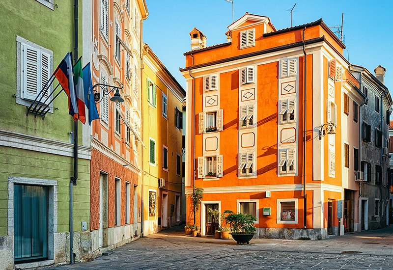 Het Manzioli Plein met het Manzioli Paleis en het Lovisato Paleis