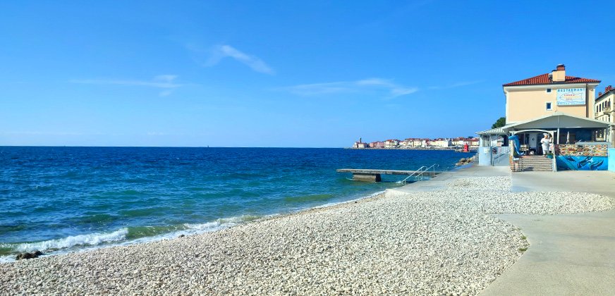 Het Plaža Fornače strand bij Piran in Slovenië