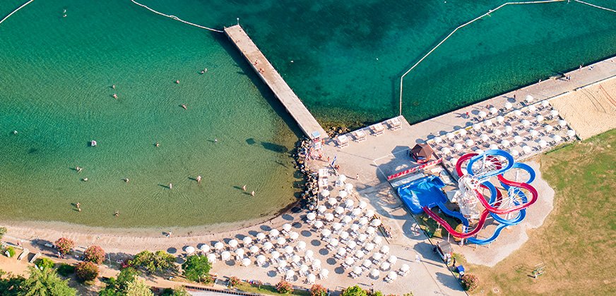Het Simonov Zaliv Simon's Baai strand bij Izola in Slovenië