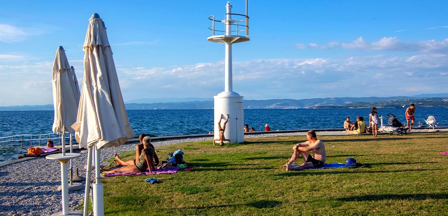 Het Vuurtoren strand Svetilnik beach in Izola Slovenië
