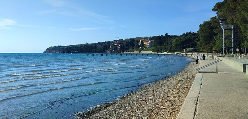 Het strand van Ankaran bij camping Adria in Slovenië