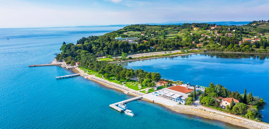 Strunjan Beach bij natuurreservaat Strunjan tussen Izola en Piran in Slovenië