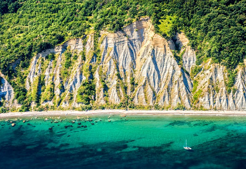 Bele Skale strand in natuurreservaat Strunjan bij Izola in Slovenië
