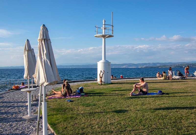 Het Vuurtorenstrand Svetilnik beach in Izola Slovenië