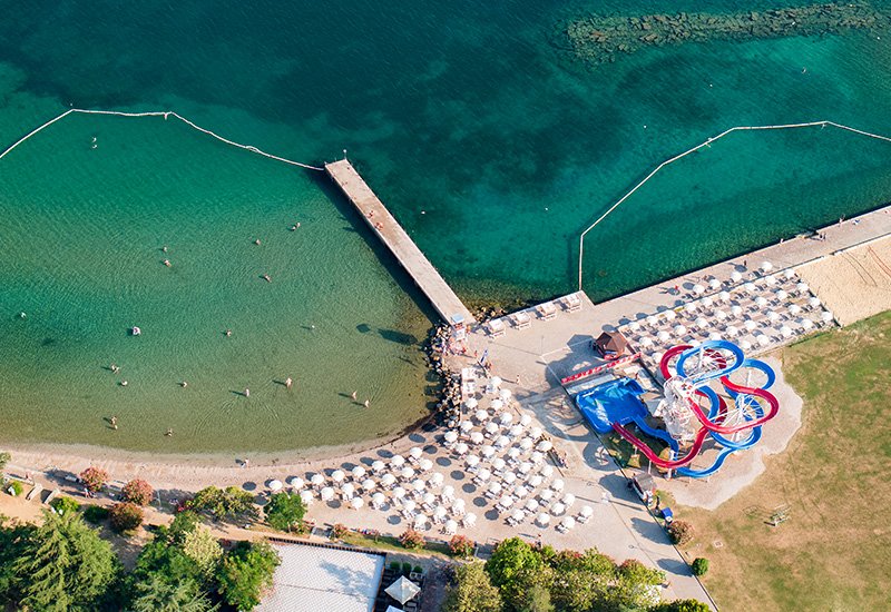 Simonov Zaliv Simon's Baai strand bij Izola in Slovenië