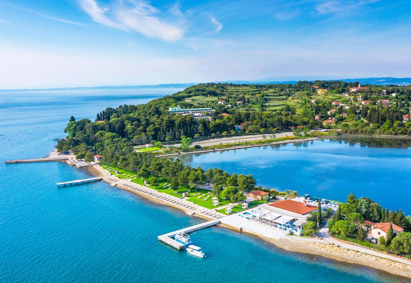Strunjan Beach bij natuurreservaat Strunjan bij Izola in Slovenië