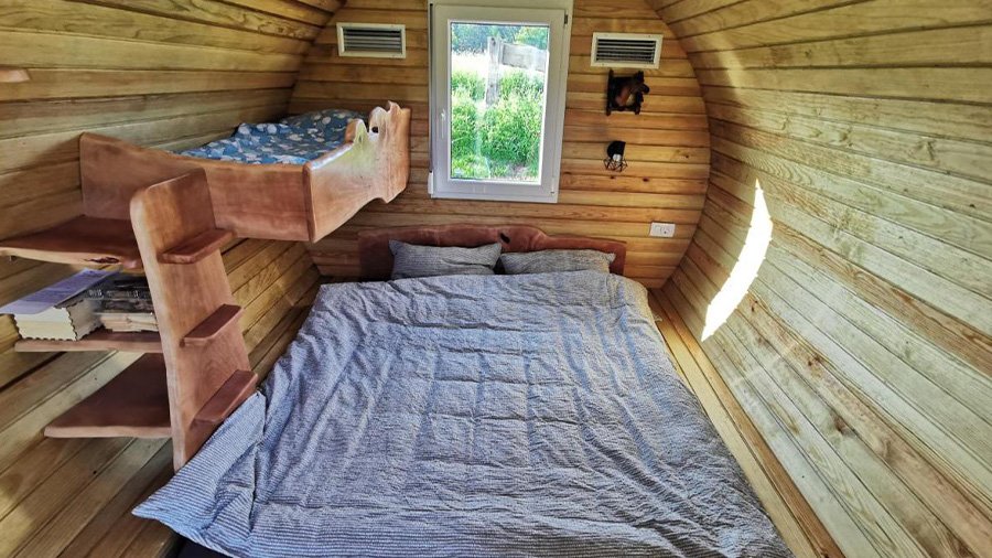 Binnenkant van huifkar Glamping Cowboy's Land vlak buiten Ljubljana de hoofdstad van Slovenië