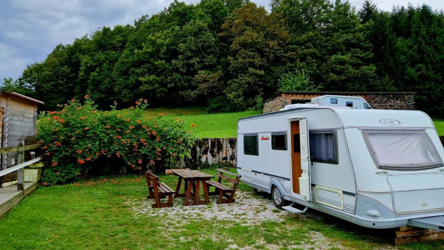 Caravan op Glamping Cowboy's Land vlak buiten Ljubljana de hoofdstad van Slovenië
