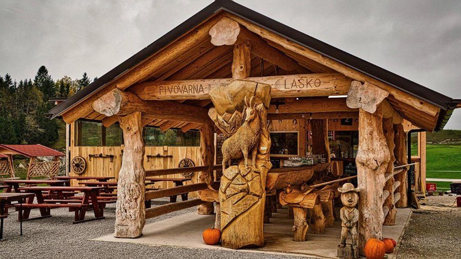 De bar van Glamping Cowboy's Land vlak buiten Ljubljana de hoofdstad van Slovenië