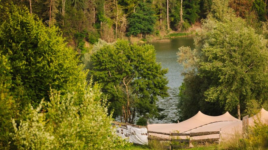 Het Gradiško meer bij Lakeside Glamping Mažijev Grič vlak buiten Ljubljana de hoofdstad van Slovenië