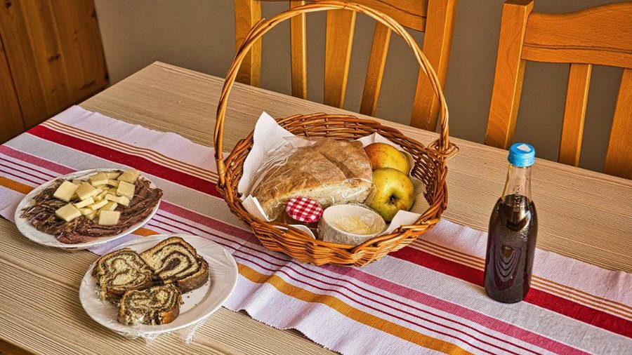 Mand met ontbijt op Glamping Cowboy's Land vlak buiten Ljubljana de hoofdstad van Slovenië