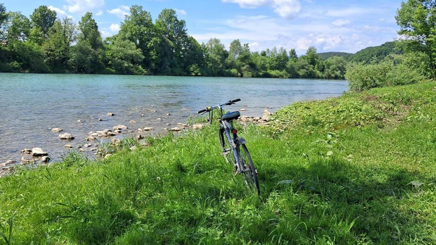 Rivier de Sava en fiets van Camping Riverside Ljubljana bij de hoofdstad van Slovenië