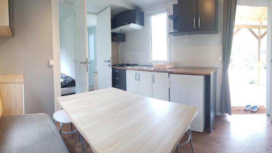 Binnenkant stacaravan van Camping Simonai in de Soča vallei bij Bovec in Slovenië