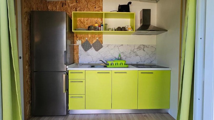 Keuken van stacaravan Camping Simonai in de Soča vallei bij Bovec in Slovenië