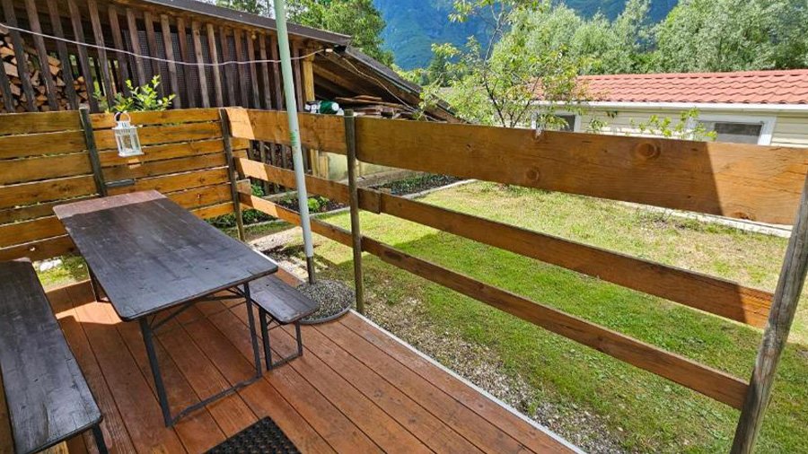 Stacaravan terras van Camping Simonai in de Soča vallei bij Bovec in Slovenië
