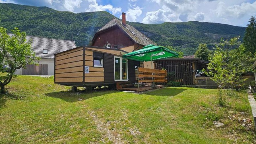 Stacaravan van Camping Simonai in de Soča vallei bij Bovec in Slovenië