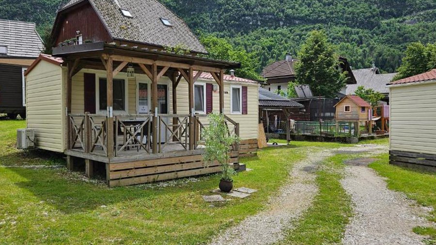 Tweede stacaravan van Camping Simonai in de Soča vallei bij Bovec in Slovenië
