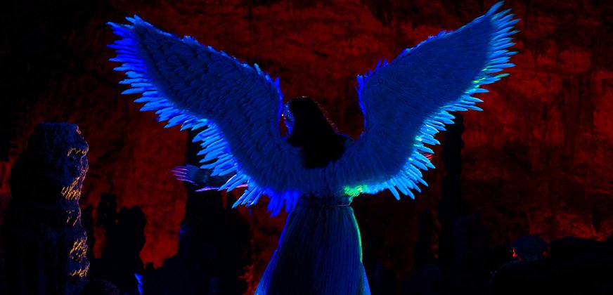 Achterkant van engelen in de Postojna grotten van Slovenië