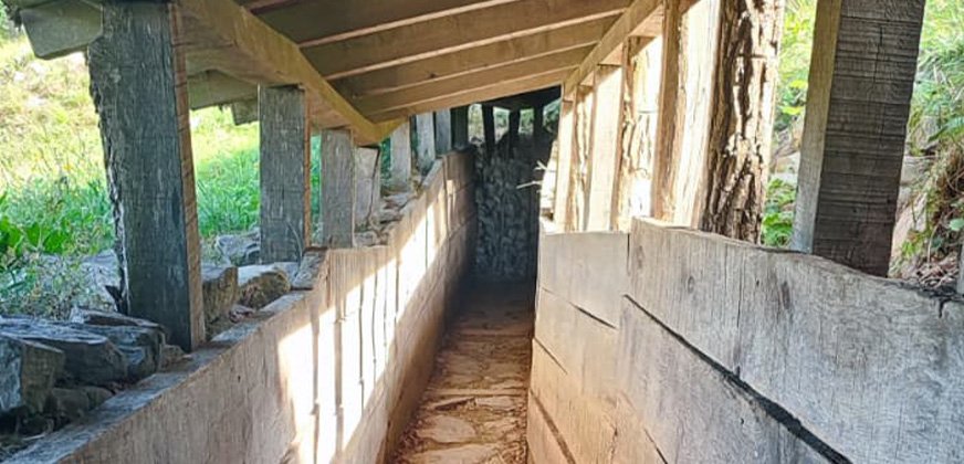 Binnenkant loopgraven van het openluchtmuseum Kolovrat bij Tolmin in de Soča vallei in Slovenië