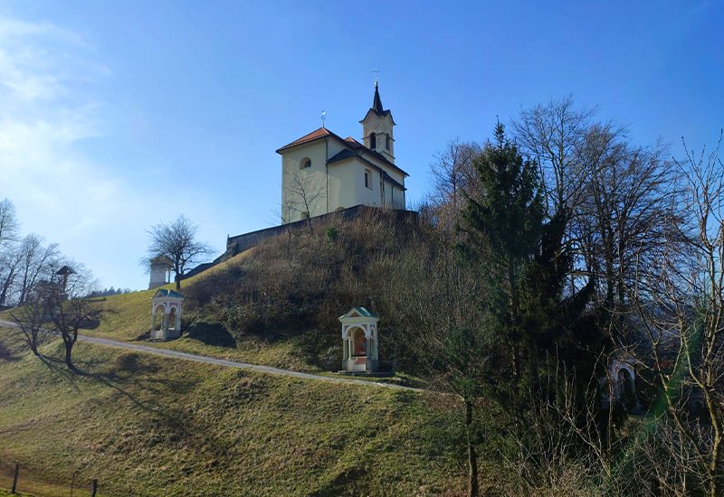 Cerkev povišanje Sv. Križa in Puštal bij het middeleeuwse Škofja Loka in Slovenië
