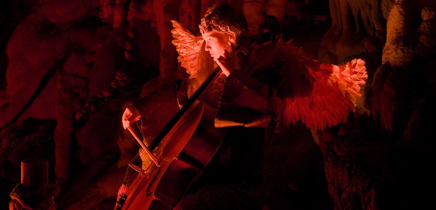 Engel met cello in de Postojna grotten van Slovenië