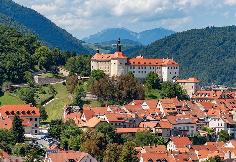 Het kasteel met het Loški muzej van het middeleeuwse Škofja Loka in Slovenië