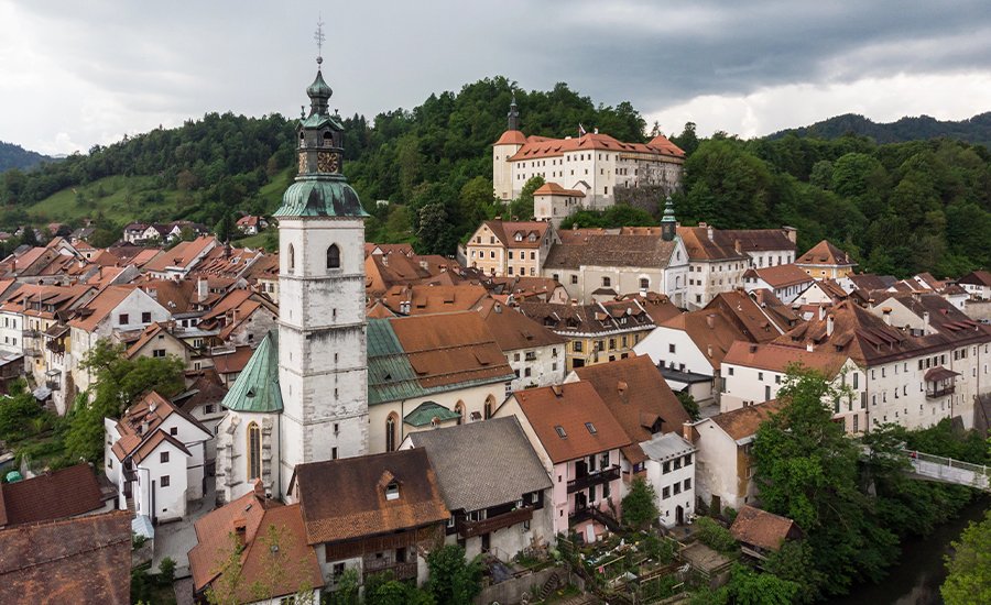 Het middeleeuwse Škofja Loka in Slovenië bij Ljubljana