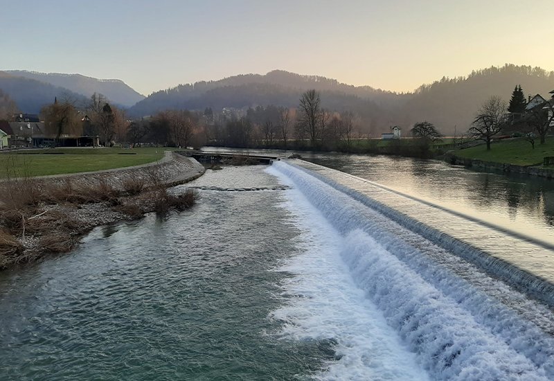 Het strand van de stad aan de Poljanska Sora in Puštal bij het middeleeuwse Škofja Loka in Slovenië