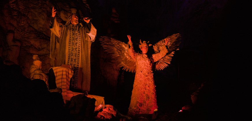 Italiaanse tenor in de grotten van Postojna tijdens kerst in Slovenië