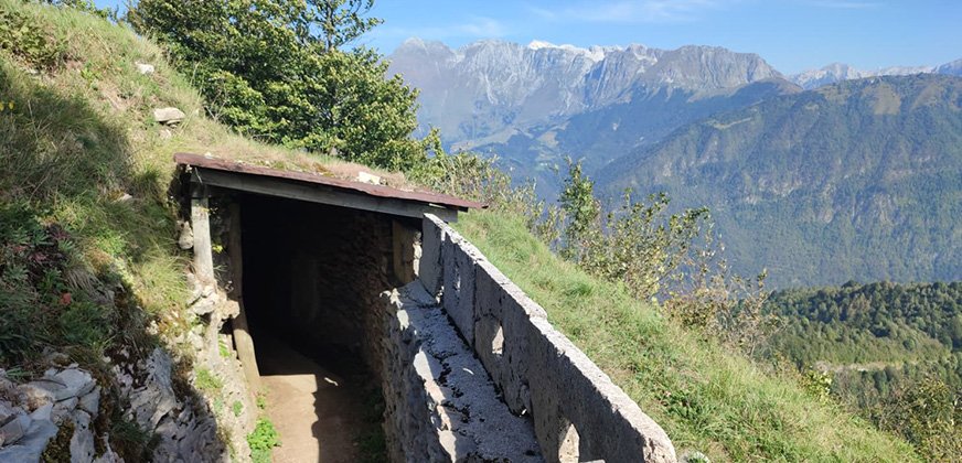 Loopgraven van het openluchtmuseum Kolovrat bij Tolmin in de Soča vallei in Slovenië