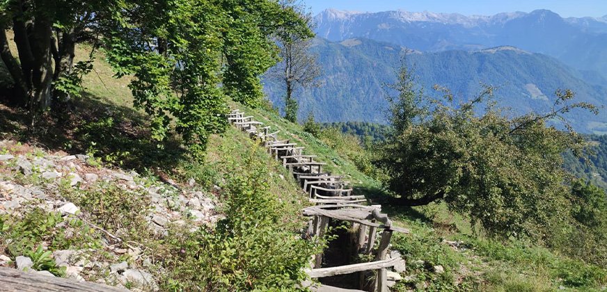 Loopgraven van het openluchtmuseum Kolovrat bij Tolmin in de Soča vallei van Slovenië