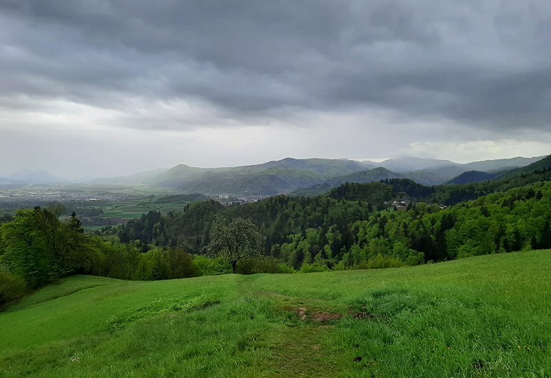 Uitzicht vanaf de heuvel Križna Gora bij het middeleeuwse Škofja Loka in Slovenië