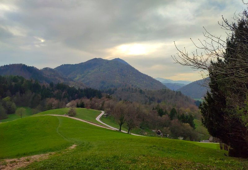 Zicht op de heuvel Lubnik bij het middeleeuwse Škofja Loka in Slovenië