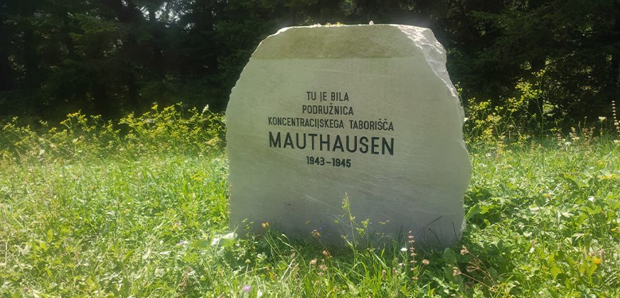 Gedenksteen voor concentratiekamp Ljubelj bij Tržič in de Karawanken van Slovenië