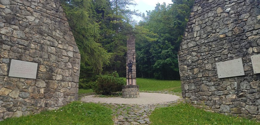 Monument voor concentratiekamp Ljubelj bij Tržič in de Karawanken van Slovenië