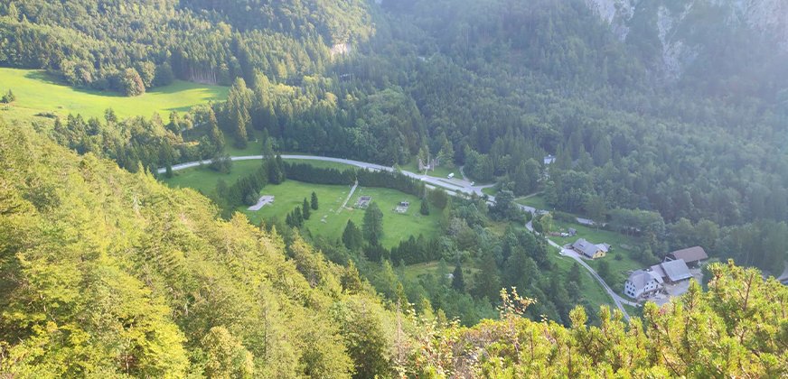 Zicht op concentratiekamp Ljubelj en de bergpas bij Tržič in de Karawanken van Slovenië