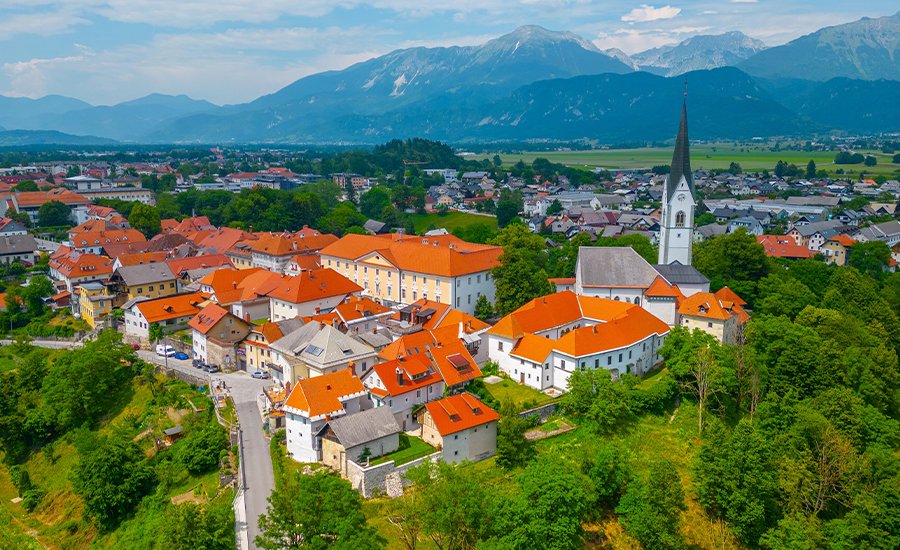 Radovljica in het Noordwesten van Slovenië in de regio Gorenjska vlakbij het meer van Bled aan de rand van het Triglav Nationaal Park
