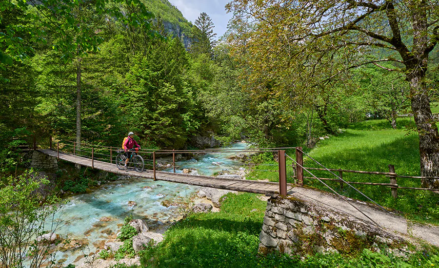 fietsen over de Soca rivier