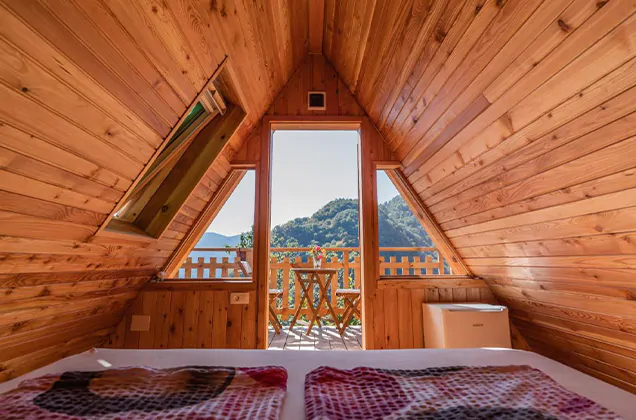 Binnenkant glampinghuisje Glamping Tinka in de Soča vallei van het Triglav Nationaal Park in Slovenië