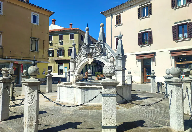 De Da Ponte fontein op het Prešerenplein van Koper in Slovenië