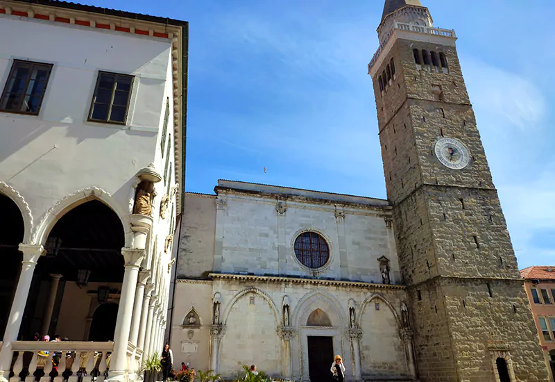 De Kathedraal en de klokkentoren van koper en Palazzo della Loggia aan het Titoplein in Slovenië