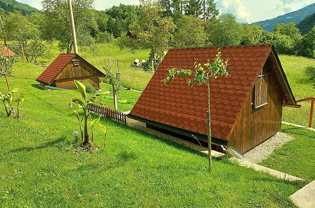 Glamping huisjes van Glamping Krampež in de Soča vallei van het Triglav Nationaal Park in Slovenië