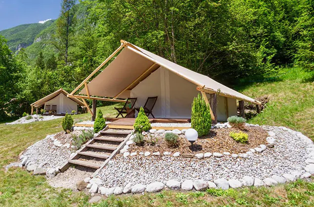 Glamping tent Adrenaline Check Camping in de Soča vallei van het Triglav Nationaal Park in Slovenië