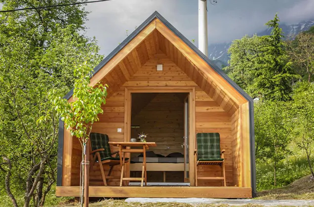 Glampinghut van Glamping Kranjc in de Soča vallei van het Triglav Nationaal Park in Slovenië