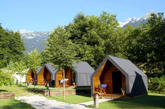 Glampinghutten Glamping Virje in de Soča vallei van het Triglav Nationaal Park in Slovenië
