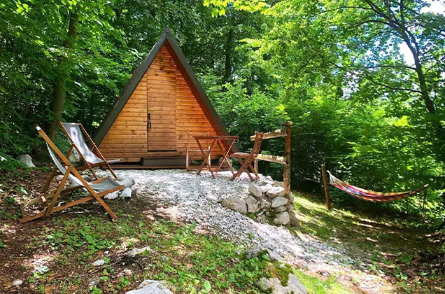 Hut van Glamping Krn in de Soča vallei van het Triglav Nationaal Park in Slovenië
