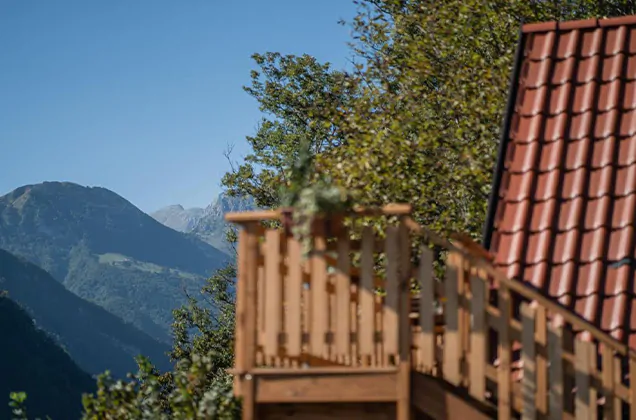 Zicht op Julische Alpen vanaf terras van Glamping Tinka in de Soča vallei van het Triglav Nationaal Park in Slovenië