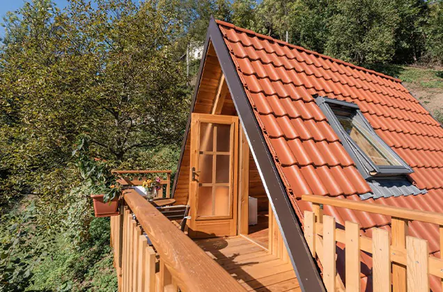 terras van glampinghuisje Glamping Tinka in de Soča vallei van het Triglav Nationaal Park in Slovenië